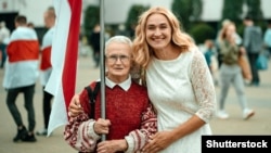 Активистка Нина Багинская (слева)