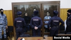 Кирилл Суханов, Ариан Романовский (Кузьмин) и Тамерлан Бигаев в зале суда