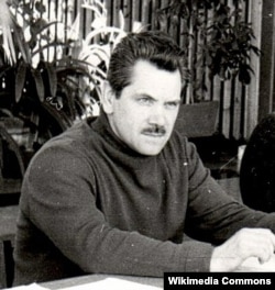 Анатолий Черняев, в 1961—1986 годах работал в Международном отделе ЦК КПСС, помощник генсекретаря, затем — президента СССР по международным делам (1986—1991)