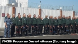Заключенные в колонии в Омской области России 