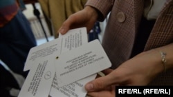 Антивоенные "ценники", которые Саша Скочиленко использовала в своей акции в "Перекрестке"