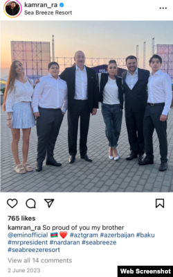 Эмин Агаларов (второй справа) с сыновьями-близнецами и семьёй своей бывшей супруги Лейлы Алиевой в премиальном морском курорте Sea Breeze