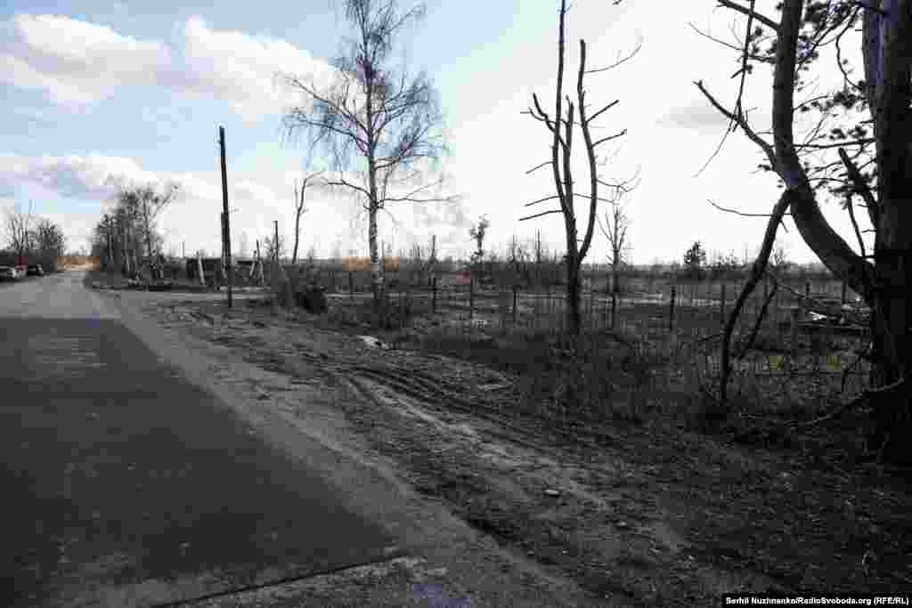 Место взрыва авиабомбы и разрушенные жилые дома, с.Тетеревское, март 2022 года / Справа: март 2024 года