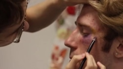 ЛГБТ-россияне участвуют в прайде в Хельсинки: "Наша страна сошла с ума: устроила бойню в Украине, устроила бойню ЛГБТ-людям"