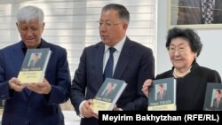 Ректор КазНУ имени аль-Фараби Жансеит Туймебаев (в центре) на открытии аудитории имени Кемеля Токаева и презентации книги "Детектив дарабозы". Алматы, 4 октября 2023 года