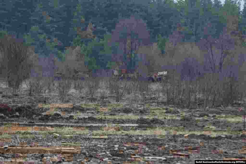 Уничтоженная российская техника на окраине села Тетеревского, Киевщина, март 2022 года / Фото, сделанное в марте2024 года: российскую технику вывезли, сожженная войной земля медленно зарастает