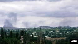 Дым с места боев между украинскими военными и пророссийскими сепаратистами в Ясиноватой вблизи Донецка. Август 2014 года