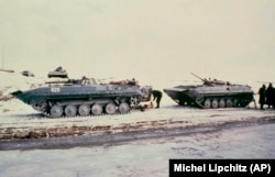 Советская тяжелая бронетехника на заснеженных предгорьях Афганистана в небольшом лагере недалеко от Кабула, 7 января 1980 года, фото AP