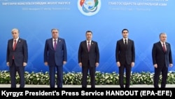  Лидеры стран Центральной Азии (слева направо): президент Казахстана Касым-Жомарт Токаев, президент Таджикистана Эмомали Рахмон, президент Кыргызстана Садыр Жапаров, президент Туркменистана Сердар Бердымухамедов, президент Узбекистана Шавкат Мирзиёев, 21 июля 2022 года