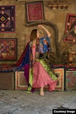 На моделе халат из винтажного панбархата с ручной вышивкой. Под ним — сарафан из винтажного шёлка. Human Wear/ «Человеческая О!дежда»