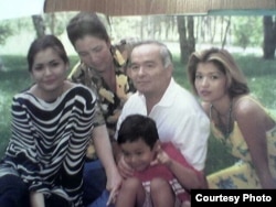 Семья бывшего президента Узбекистана Ислама Каримова (слева направо): Лола Каримова-Тилляева, супруга Каримова — Татьяна Акбаровна, президент Каримов, его старшая дочь Гульнара с сыном Исламом Каримовым-младшим. Архивное фото