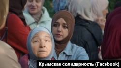 Пришедшие к суду по мере пресечения арестованным крымским татаркам