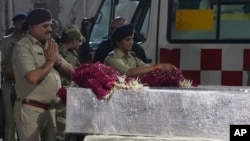 Гробы с убитыми недалеко от Пахалгама в контролируемом Индией Кашмире