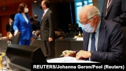 Верховный представитель ЕC по международным делам и политике безопасности Жозеп Боррель и Светлана Тихановская (на заднем плане) во время встречи министров иностранных дел Евросоюза в Люксембурге, 21 июня 2021 года