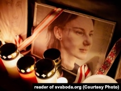 Мемориальный портрет Марии Зайцевой у посольства Украины в Праге, январь 2025 года