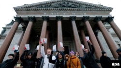 Одна из акций протеста против передачи Исаакиевского собора РПЦ в Петербурге