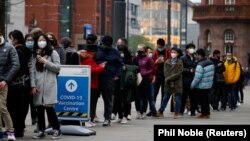 Очередь за вакциной против COVID-19 и бустерными дозами. Манчестер, Великобритания, 14 декабря 2021 года 