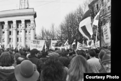 Участники акции у Гостелерадио, Минск, Беларусь, 25 февраля 1990 года