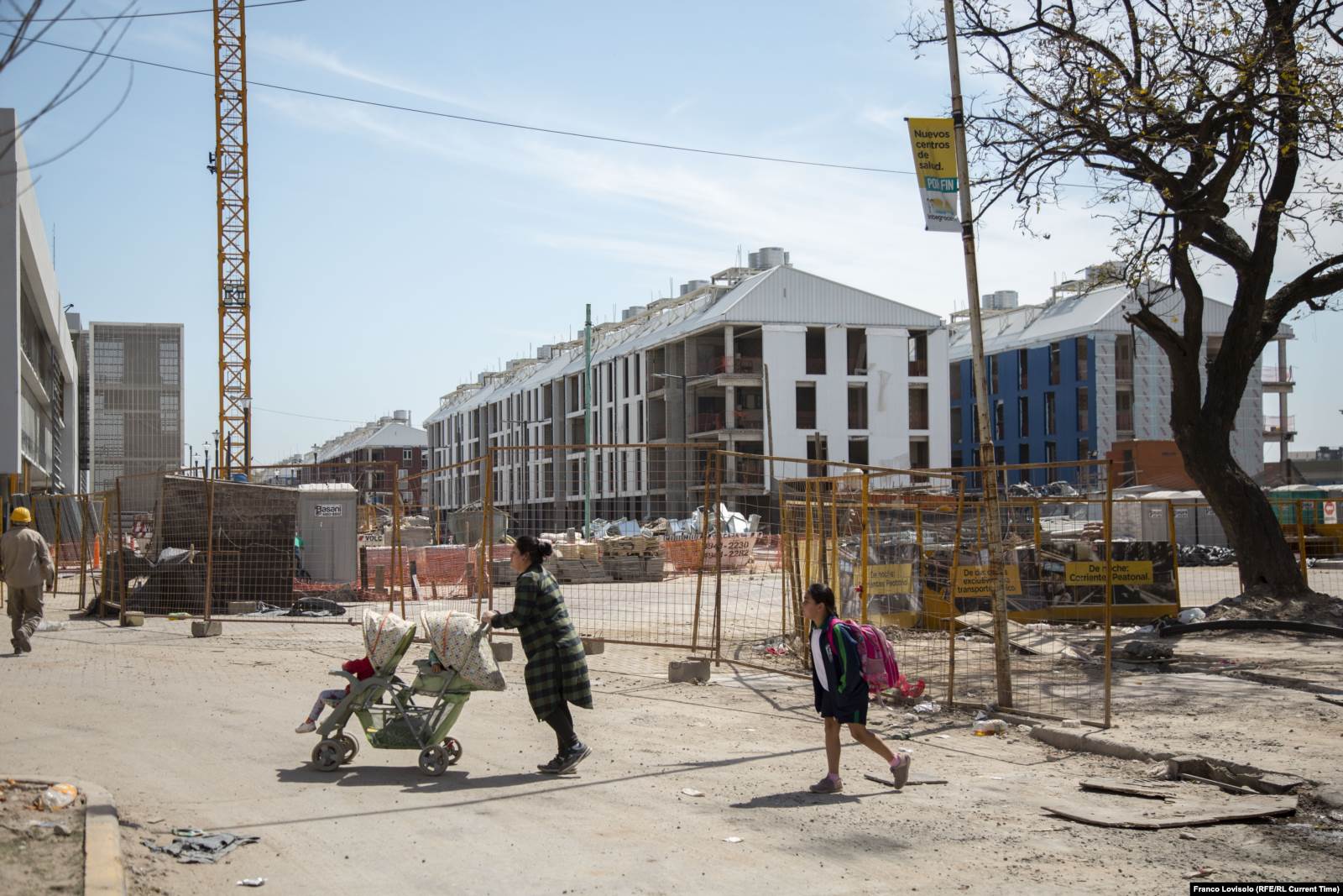Социальное жилье, которое мэрия Буэнос-Айреса строит на окраине "Вищи 31". Местные жители называют дома "картонными" и отказываются переселяться. Фото: Франко Ловисоло