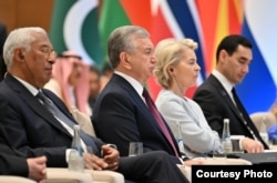 Президент Шавкат Мирзиёев и председатель Европейской комиссии Урсула фон дер Ляйен (вторая справа). Саммит Европейский союз — Центральная Азия. Самарканд, 3 апреля 2025 года