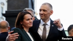 Светлана и Сергей Тихановские во время протеста, организованного белорусской диаспорой в Варшаве