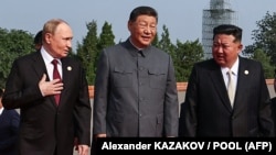 Президент России Владимир Путин беседует с лидером Китая Си Цзиньпином и лидером Северной Кореи Ким Чен Ыном после групповой фотографии перед военным парадом, 3 сентября 2025 года. Фото AFP