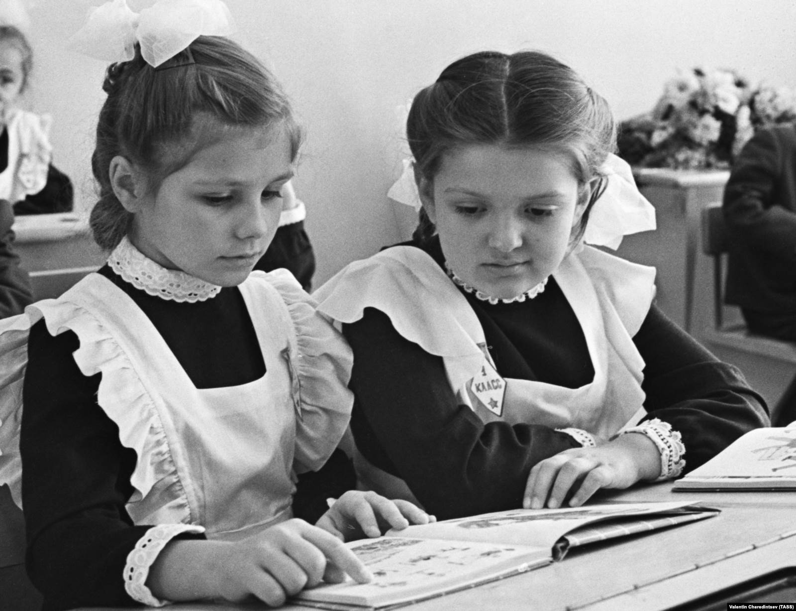 Первоклассницы Лена Гагарина и Ира Комарова в школе Звездного городка 1 сентября 1966 года. Отец Иры, космонавт Владимир Комаров, погиб в апреле 1967 года: спускаемый аппарат "Союз-1" разбился и сгорел при приземлении. Фото: Валентин Черединцев, ТАСС