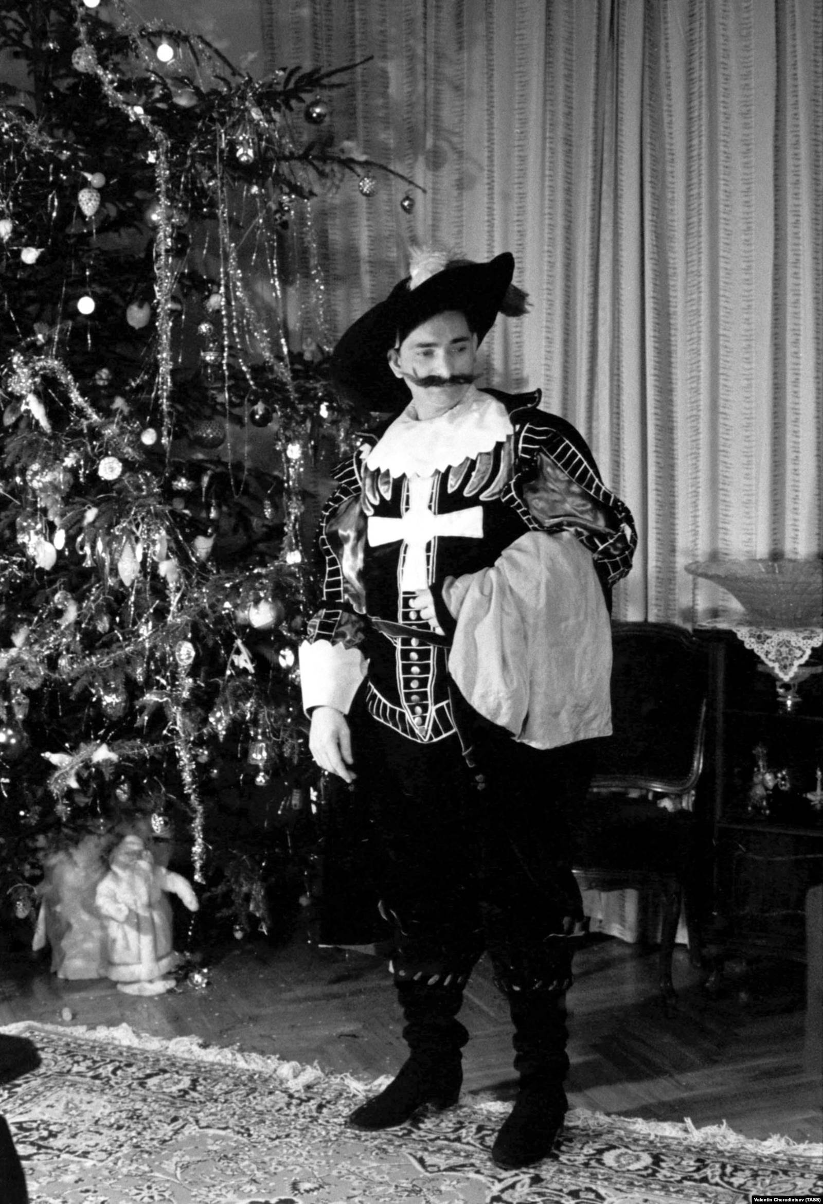 Валерий Быковский в костюме мушкетера, 1963 год. Быковский – командир корабля "Восток-5", который совершал полет одновременно с "Востоком-6" Валентины Терешковой в июне 1963 года. Фото: Валентин Черединцев, ТАСС