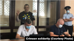 Суд над фрилансером Крым.Реалии. Владислав Есипенко с адвокатами Алексеем Ладиным и Эмилем Курбединовым в подконтрольном России Симферопольском районном суде, Симферополь, июль 2021 года