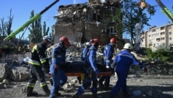 "Девочка знакомая погибла. И ее мама тоже". В Киеве проходит спасательная операция и разбор завалов после атаки России