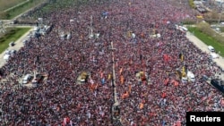На снимке с дрона показаны люди, собравшиеся на митинг протеста против ареста мэра Стамбула Экрема Имамоглу, 29 марта 2025 года