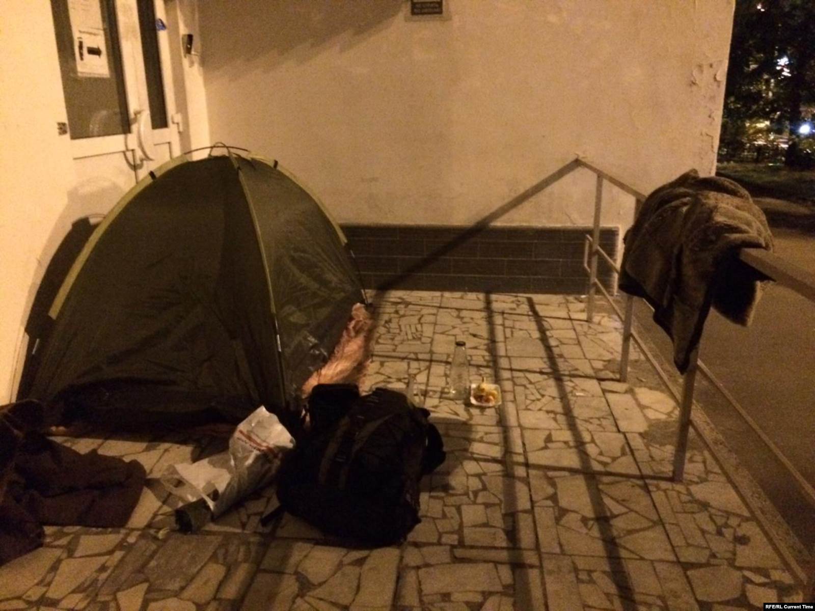 Палатка Навшервана на крыльце офиса "Гражданского содействия". Фото: личный архив