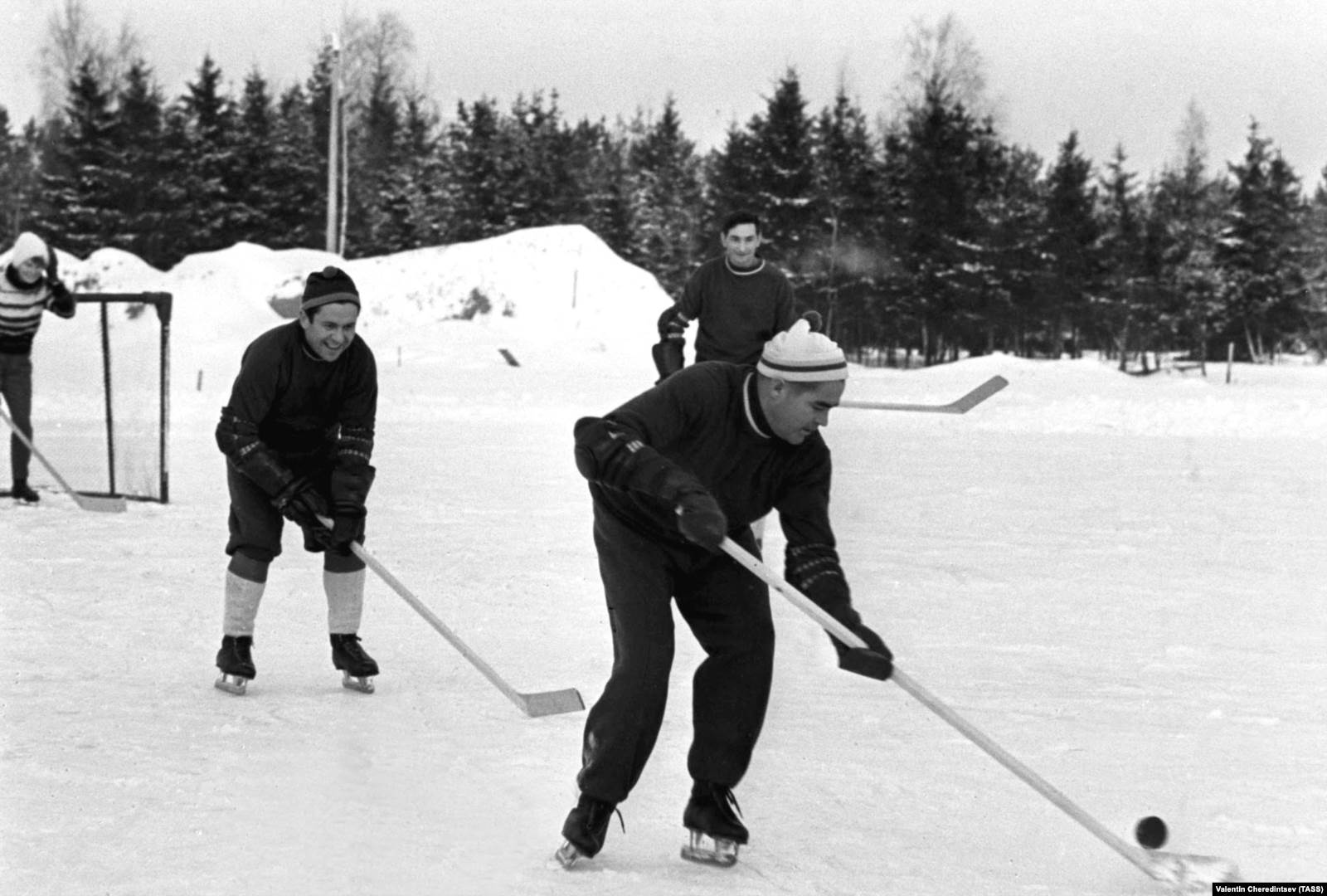 Валентина Терешкова, Герман Титов, Андриян Николаев и Валерий Быковский играют в хоккей, 1963 год. Фото: Валентин Черединцев, ТАСС