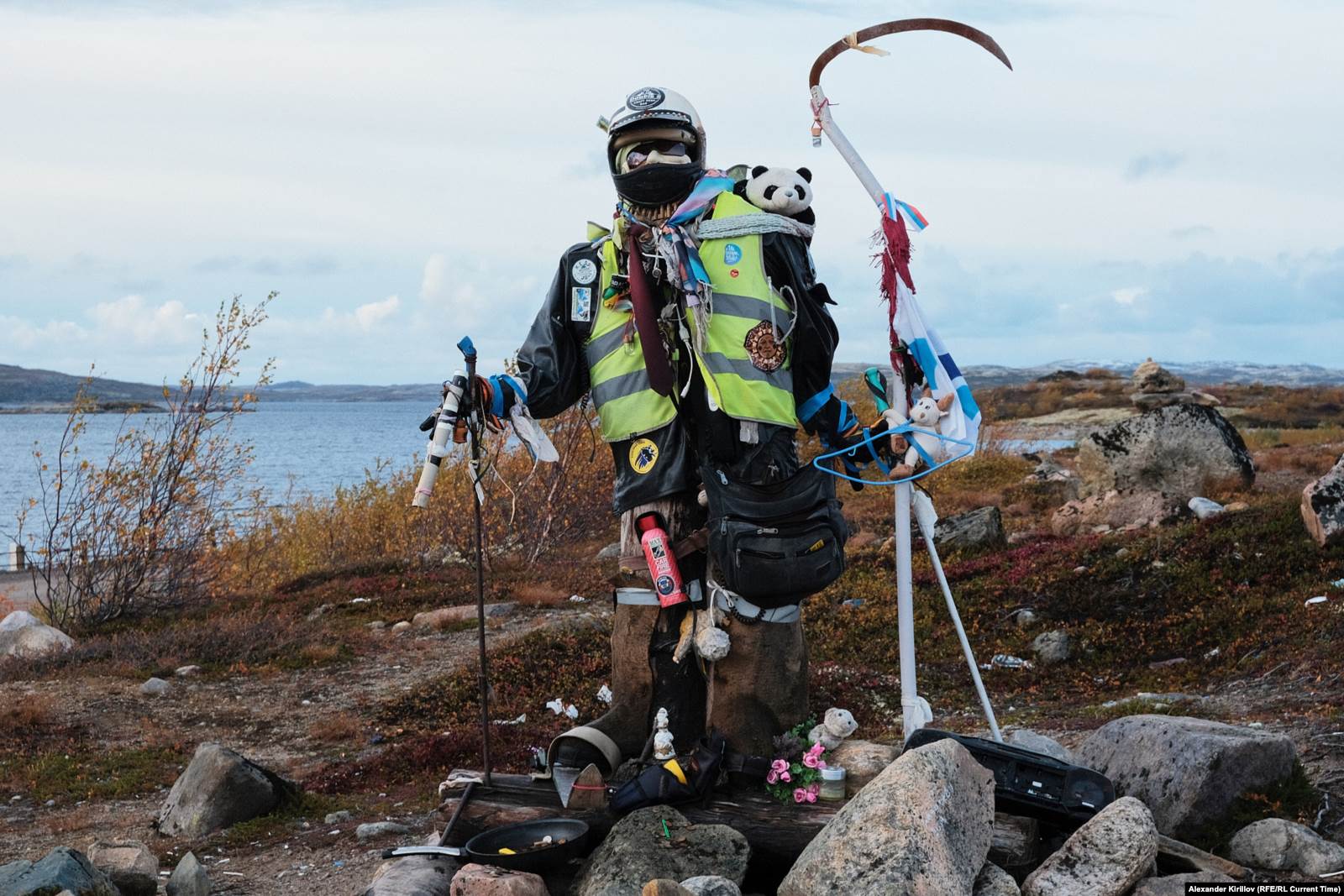  За несколько километров до Териберки на обочинах появляются первые инсталляции
