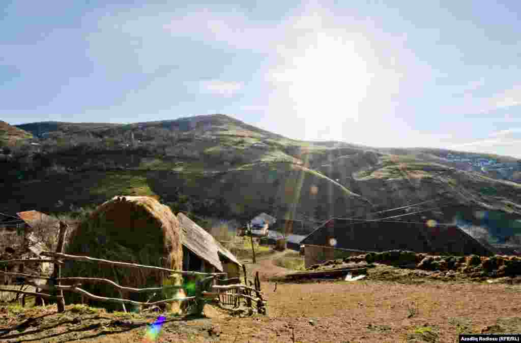 Из-за того, что село окружено со всех сторон горами, максимальная температура летом в нем не превышает +25, а зимой опускается до -15