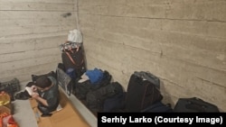 Помещение, где находятся украинцы на грузинской границе