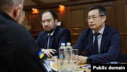 Казахстанские дипломаты на встрече с представителями украинского Координационного штаба по вопросам обращения с военнопленными. Апрель 2025 года