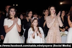 Младшая дочь президента Узбекистана Шахноза Мирзиёева (первая справа) с дочерьми на концерте Андреа Бочелли. Самарканд, 1 сентября 2025 года
