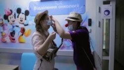 "То, что пережили эти дети, – просто кошмар". Клоуны снова помогают поднимать настроение маленьким пациентам больницы "Охматдет" в Киеве