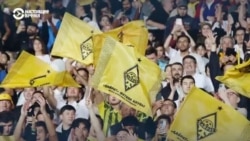 Как болельщики в Алматы праздновали выход футбольного клуба "Кайрат" в групповой этап Лиги чемпионов