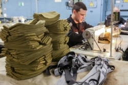 Осужденный шьет солдатские пилотки на швейном участке Волгоградской исправительной колонии № 26 общего режима