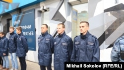 Активисты Союза офицеров перед помещением фотовыставки Джока Стёрджеса в Москве