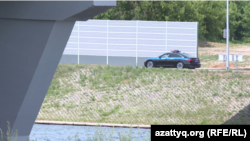 Полицейская машина, патрулирующая дорогу, которую в народе называют "специальной трассой президента". Астана, июнь 2025 года