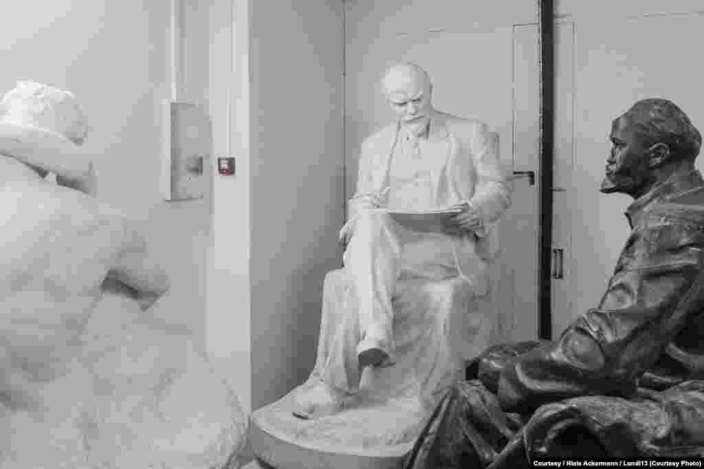 Пара Лениных в Национальном музее искусств в Киеве