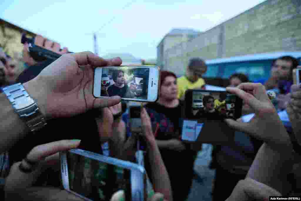 Известная азербайджанская журналистка Хадиджа Исмайлова вышла из тюрьмы&nbsp;25 мая 2016 года. Приговор суда в семь с половиной лет тюрьмы ей заменили на условный в три года и шесть месяцев. В сентябре 2015 года суд в Баку признал журналистку виновной в растрате и налоговых преступлениях, но Хадиджа и ее адвокаты считали дело политическим, а процесс, который над ней проходил &ndash; с многочисленными нарушениями. Журналистка много лет расследовала коррупцию в высших эшелонах власти Азербайджана, в том числе в правящей семье. После освобождения из тюрьмы, она заявила, что не покинет Азербайджан. &quot;Я не собираюсь убегать только потому, что кому-то не нравится то, что я говорю правду&quot;, &ndash; сказала она