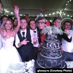 Свадьба поп-исполнителей Риты Дакоты и Влада Соколовского (слева). Справа – бизнесмен Вардан Ахназаров. 2015 год