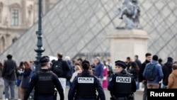 Полицейские патрулируют площадь возле закрытого после ограбления Лувра. Париж, 20 октября 2025 года