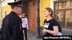 Подполковник полиции Александр Царевский и Дарья Кулакова. Казань, 29 апреля 2017 года