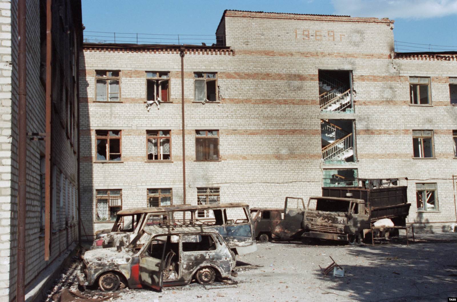 Содырлар мен кепілдегі адамдар мінген автобустар Шешенстанға жолға шыққаннан кейінгі аурухананың көрінісі. 19 маусым 1995 жыл.