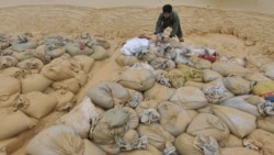 Рабочий на руднике по добыче редкоземельных металлов в уезде Наньчэн китайской провинции Цзянси